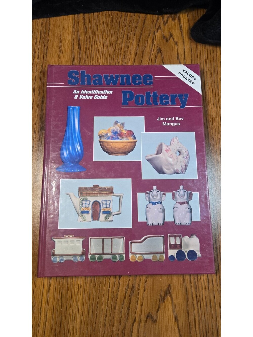 Shawnee Pottery: An Identification & Value Guide by Jim and Bev Mangus